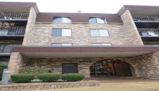 2005 Valencia Dr., Northbrook, IL 60062 