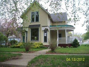 215 South Sycamore St, Genoa, IL 60135 
