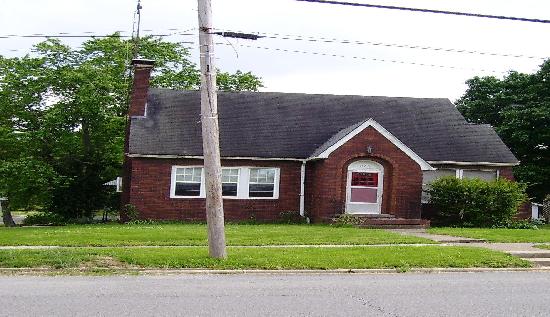 210 East Water Street, Pinckneyville, IL 62274 