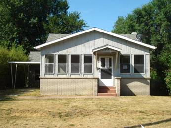 245 E Warren St, Warrensburg, IL 62573 