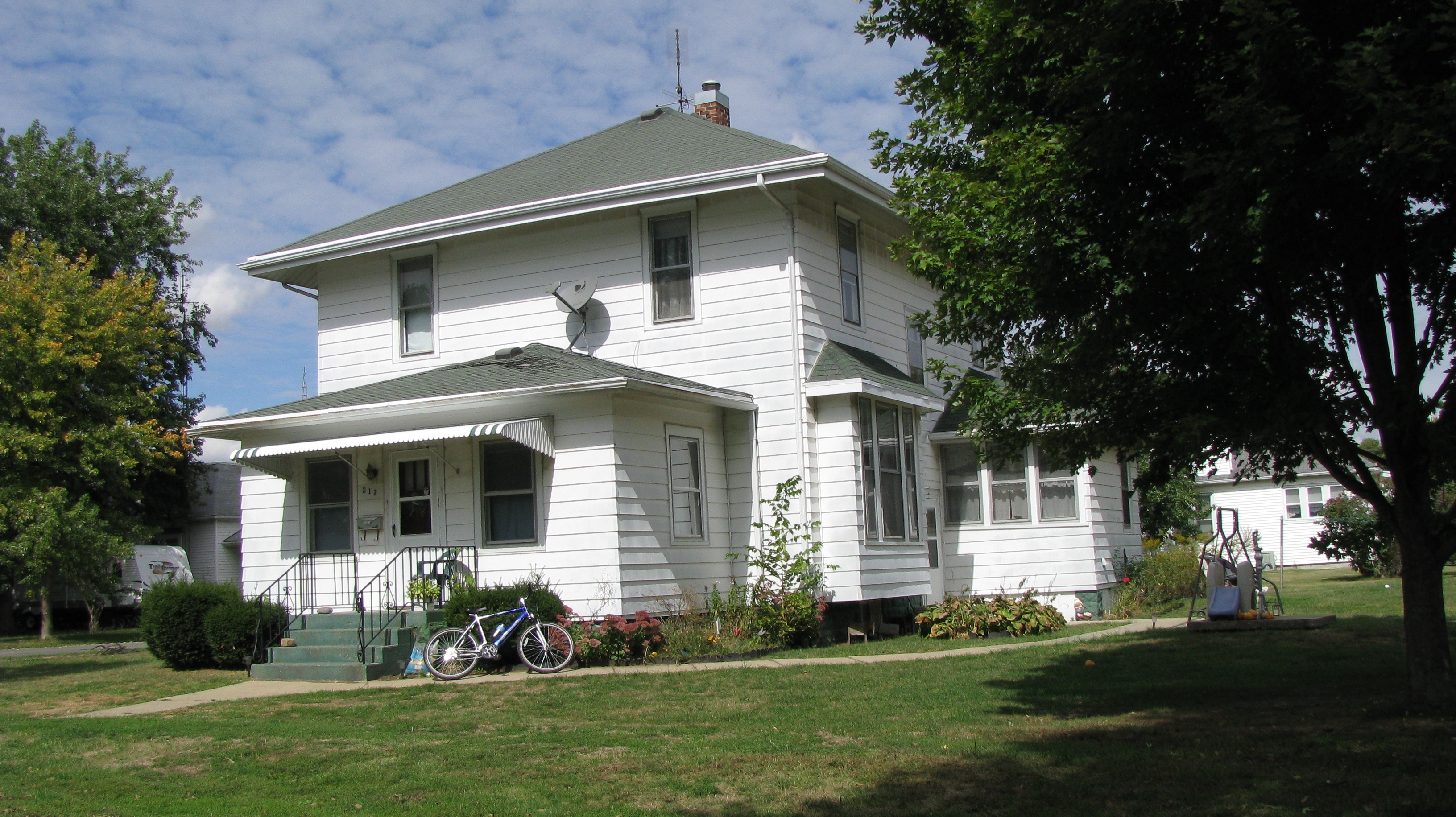 212 W Olive St, Chestnut, IL 62518 