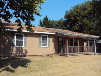 220 S Hallam Street, Farmer City, IL 61842 