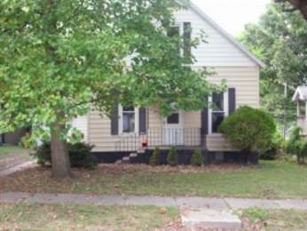 615 S Clinton St, Bloomington, IL 61701 