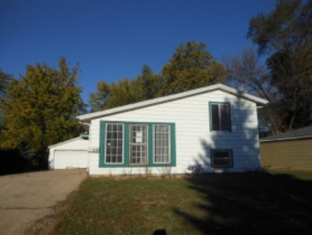 818 Monroe Ave, Carpentersville, IL 60110 