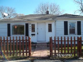 841 Chestnut St, Waukegan, IL 60085 