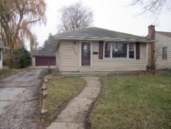 1951 Chestnut St, Waukegan, IL 60087 