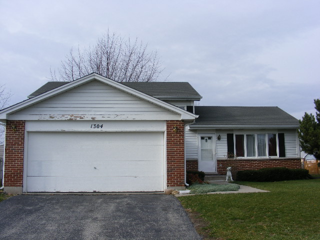 1304 Loreli Dr, Zion, IL 60099 