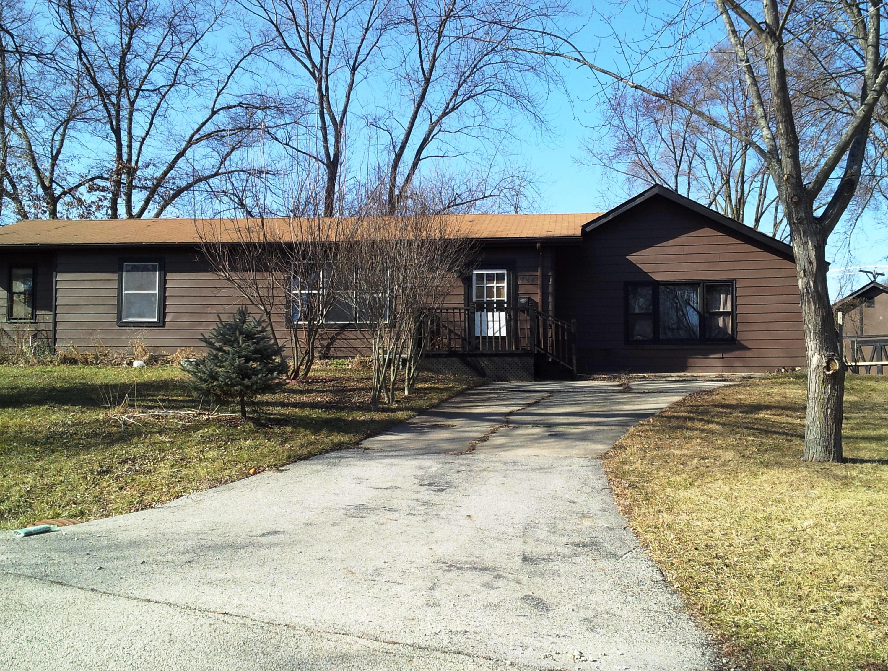 724 North Cedar Wood Circle, Round Lake Heights, IL 60073 