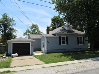 646 E Macoupin St, Staunton, IL 62088 