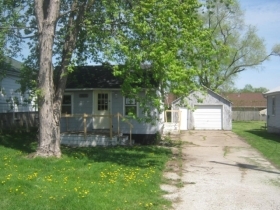 3814 13th St, Moline, IL 61265 