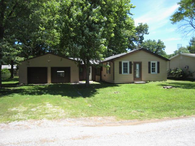 2112 N 4th St, Fayetteville, IL 62258 