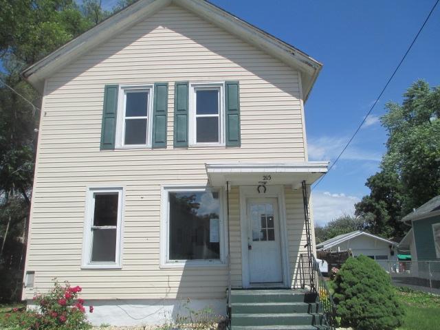 215 Beach St, Aurora, IL 60505 