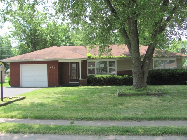 211 Redwood Dr, Godfrey, IL 62035 