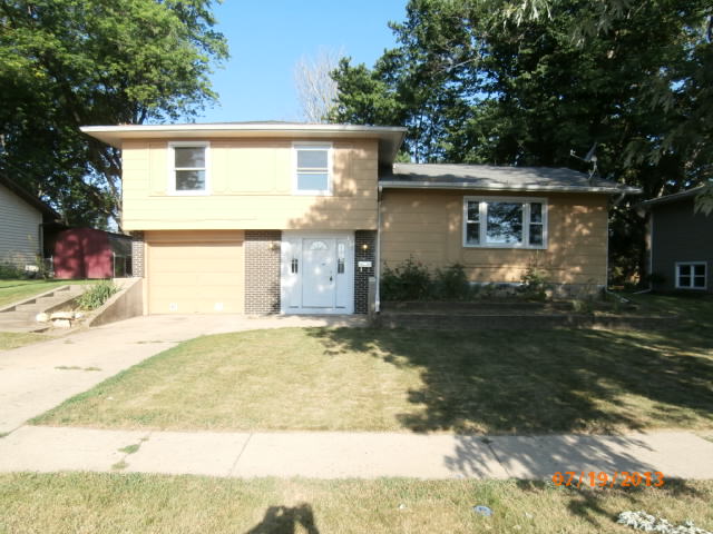 7260 Rosewood St, Hanover Park, IL 60133 