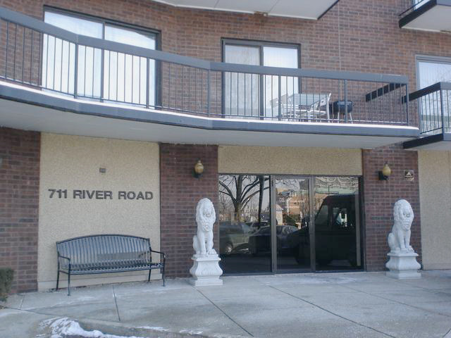 711 S Des Plaines River Rd, Des Plaines, IL 60016 