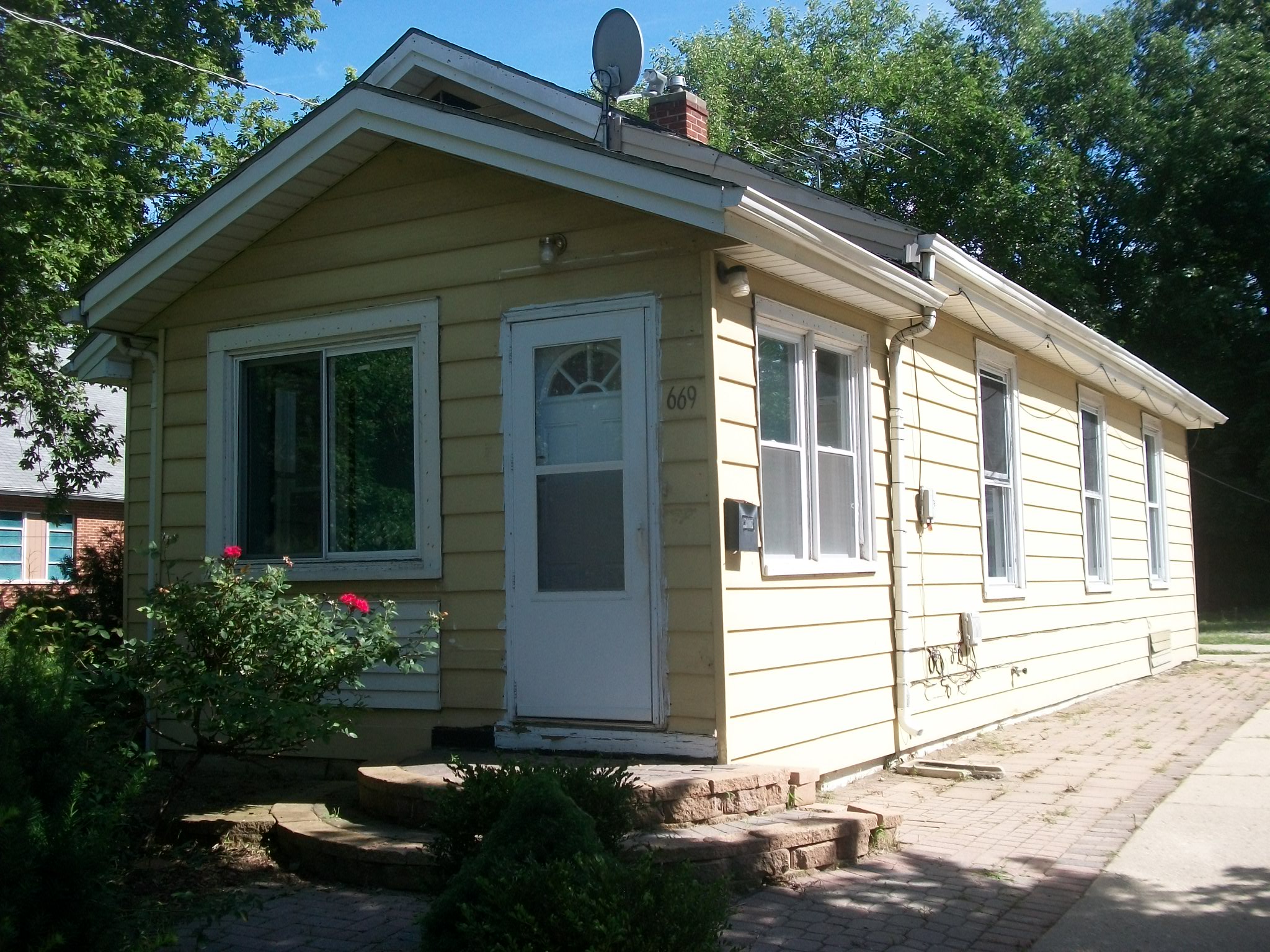 669 Luda Street, Elgin, IL 60120 