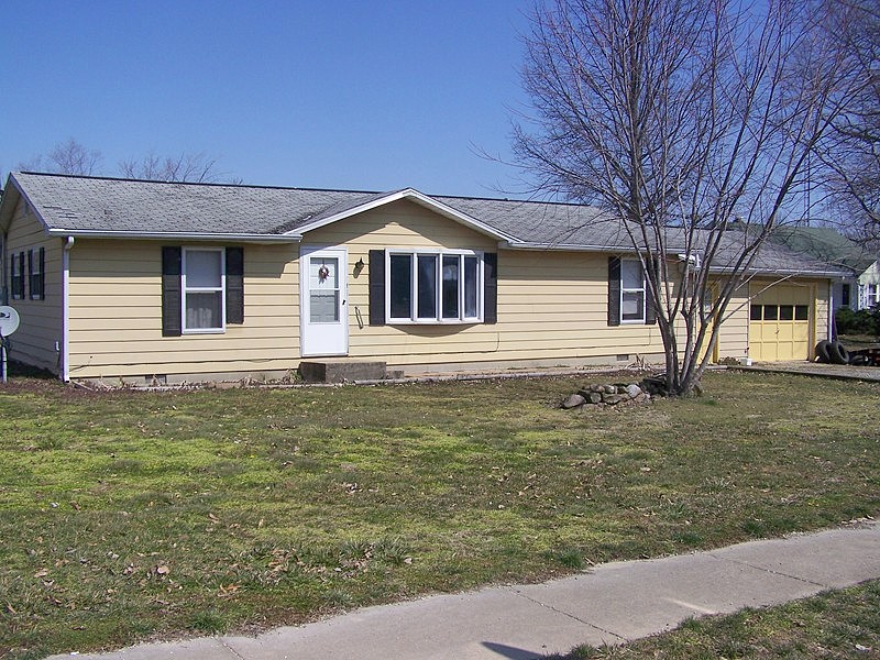 W Fourth (4Th) St, Kinmundy, IL 62854 