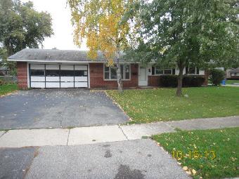 6 Lingston Ave, Carpenterville, IL 60110 