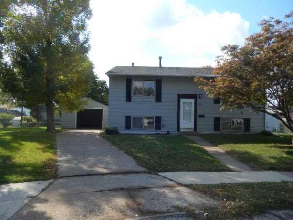 5006 44th Ave Ct, Moline, IL 61265 