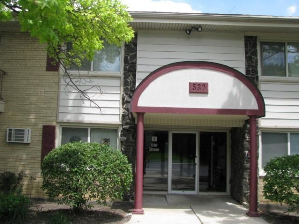 530 Chase Dr 12, Clarendon Hills, IL 60514 