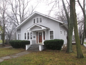 458 Blackhawk Ave, Aurora, IL 60506 