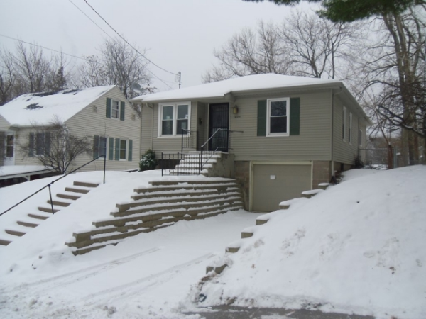 1025 44th St, Rock Island, IL 61201 