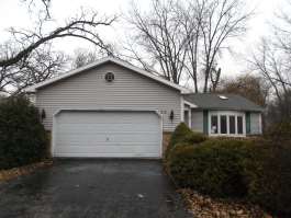 215 Hawthorne Road, Lake In The Hills, IL 60156 