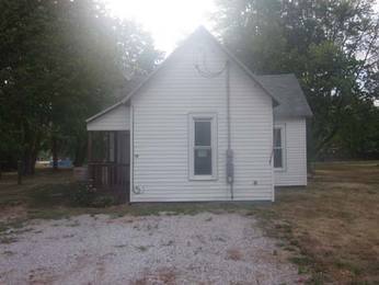 27 S. Buckley St., Shelburn, IN 47879 