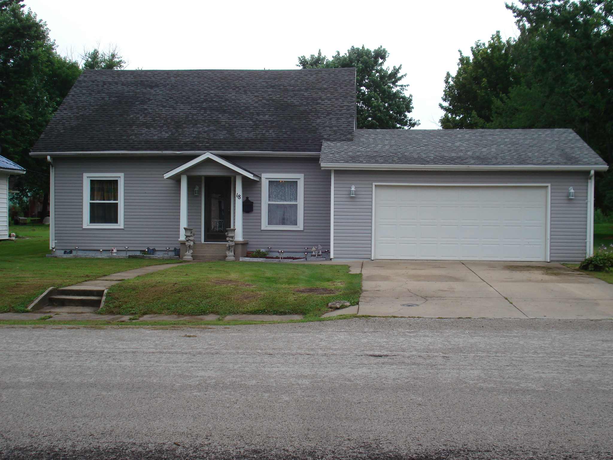 18 S. State Street, Shelburn, IN 47879 