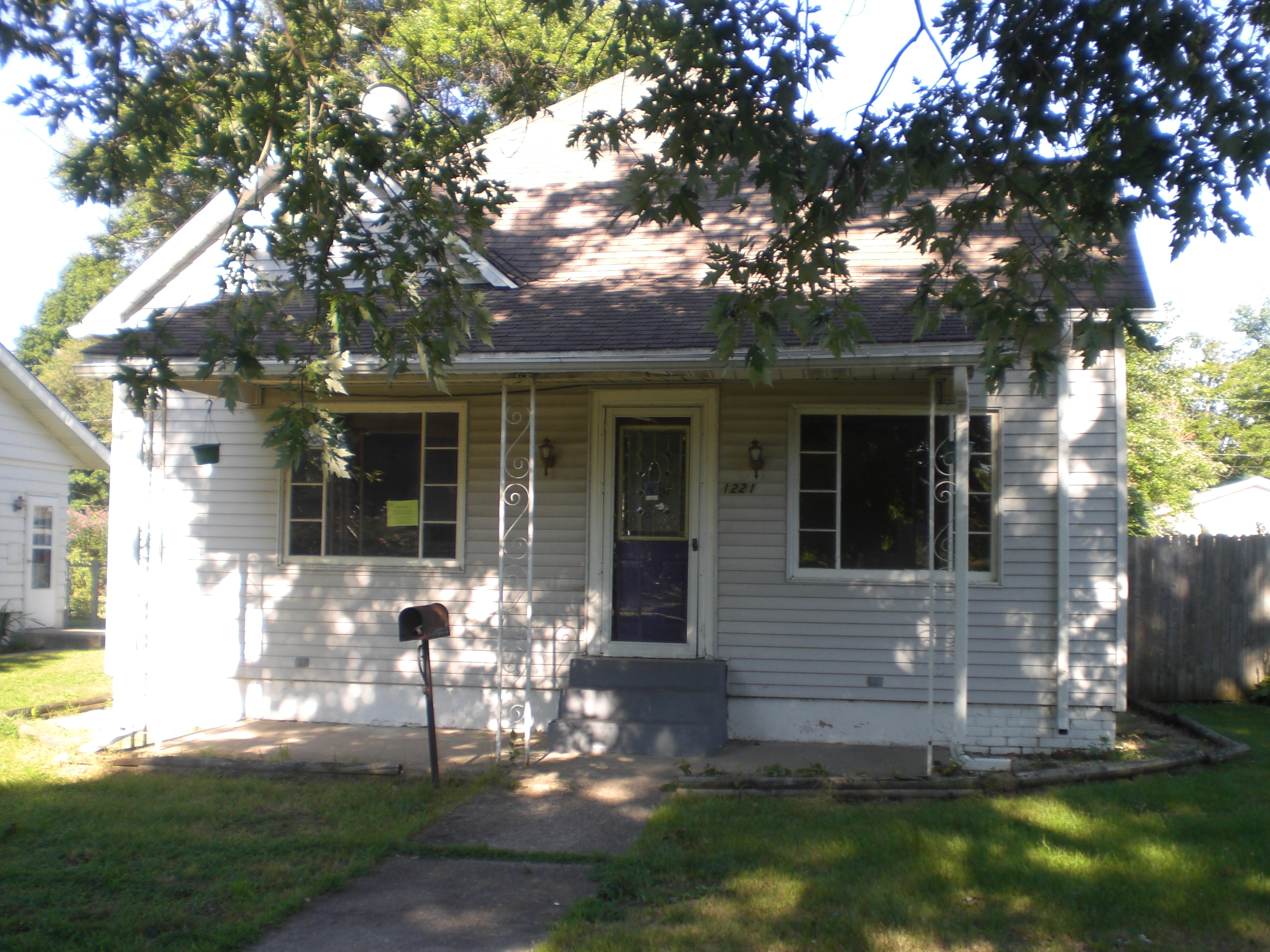 1221 S 5th Street, Clinton, IN 47842 
