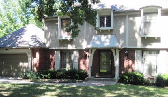 10125 Hemlock Dr, Overland Park, KS 66212 