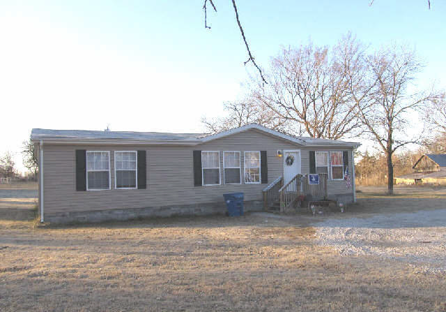825 E 9th St, Cherryvale, KS 67335 