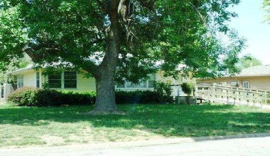1009 E Claflin Ave, Salina, KS 67401 