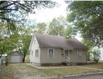 704 S Pearl St, Paola, KS 66071 