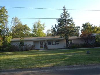 107 W Garfield St, Iola, KS 66749 