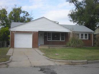 5926 E Oakwood Dr, Wichita, KS 67208 