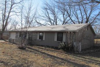 501 Sycamore Dr, Wamego, KS 66547 