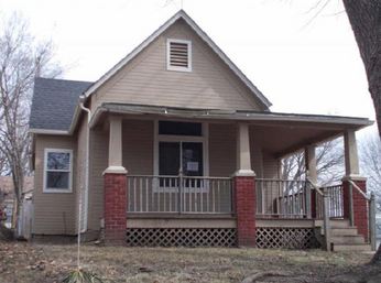 704 N 11th St, Leavenworth, KS 66048 