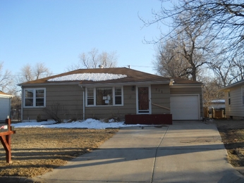 221 W 25th Ave, Hutchinson, KS 67502 