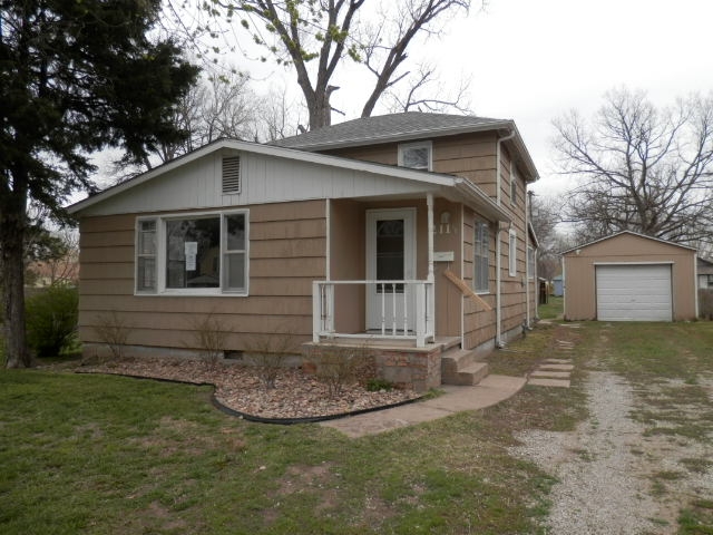 211 1/2 S Oakdale Ave, Salina, KS 67401 