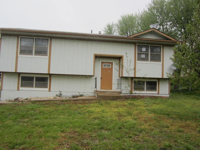 606 W Smith St, Spring Hill, KS 66083 