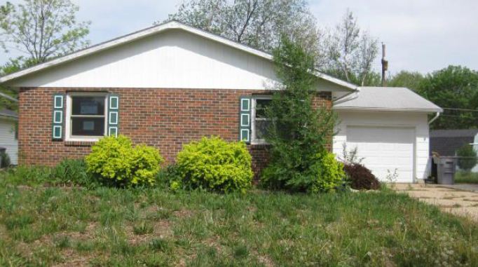 34 S Sylvan St, Emporia, KS 66801 