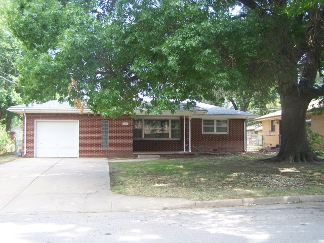 418 E 8th Ave, Belle Plaine, KS 67013 