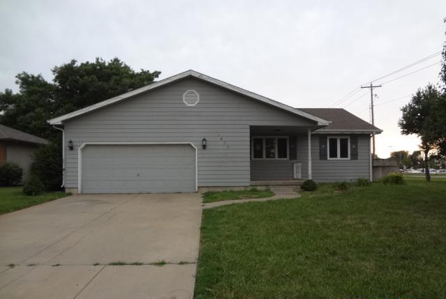 1804 Briarwood Dr, Salina, KS 67401 