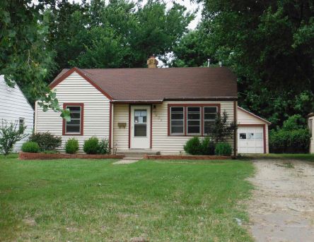 839 S Crestway St, Wichita, KS 67218 