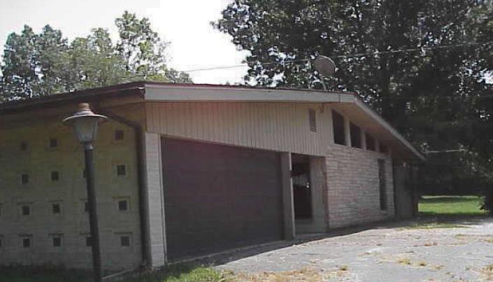 105 W Edwards St, Iola, KS 66749 