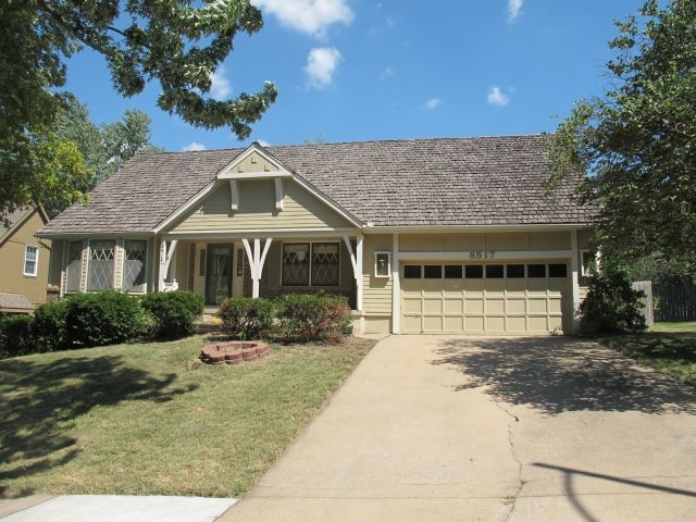 8517 Bradshaw St, Lenexa, KS 66215 