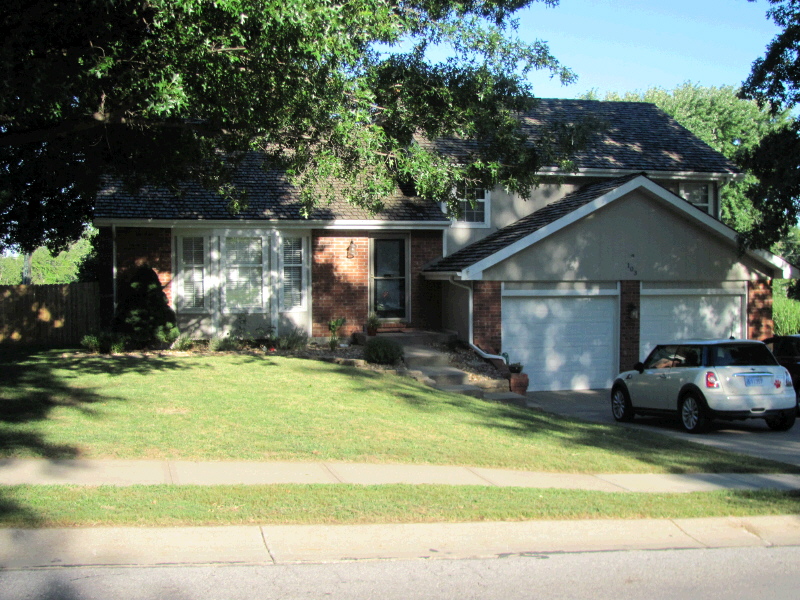 103 Willow Drive, Lansing, KS 66043 