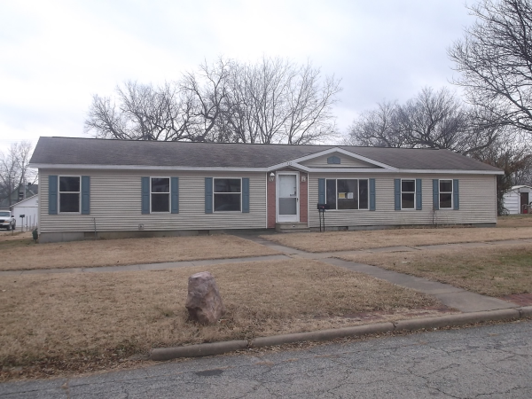 220 E 2nd Ave, Garnett, KS 66032 