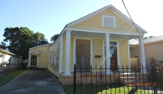 7465 Hurst St, New Orleans, LA 70118 